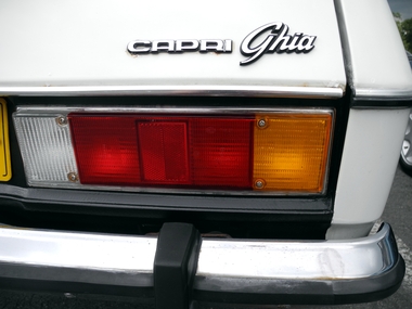Ford Capri II Ghia Schriftzug
Ford Capri II Ghia lettering
Inscription Ford Capri II Ghia